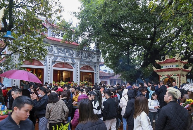 Người Hà Nội “đội mưa” đi lễ Phủ Tây Hồ ngày mùng 1 cuối cùng trong năm Quý Mão - Ảnh 2.
