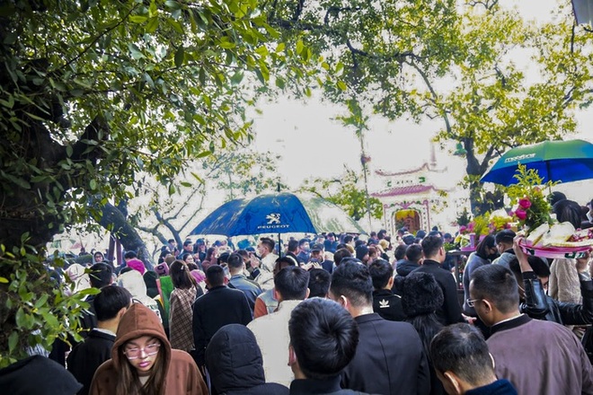 Người Hà Nội “đội mưa” đi lễ Phủ Tây Hồ ngày mùng 1 cuối cùng trong năm Quý Mão - Ảnh 1.