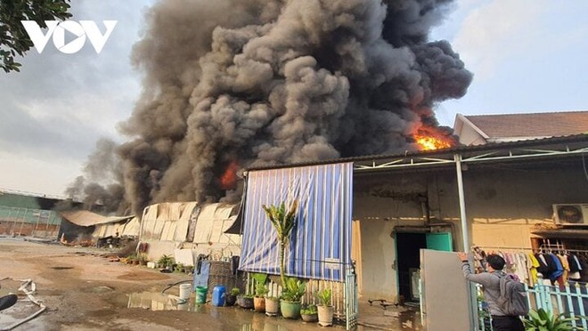 Bình Dương: Cháy xưởng mút xốp sát phòng trọ, công nhân hốt hoảng chuyển đồ - Ảnh 1.