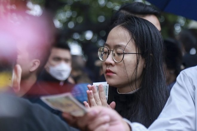 Người Hà Nội “đội mưa” đi lễ Phủ Tây Hồ ngày mùng 1 cuối cùng trong năm Quý Mão - Ảnh 13.