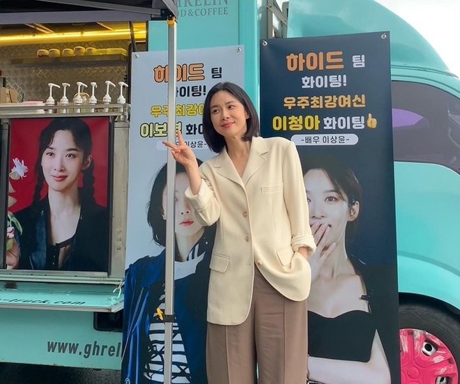 Phong c&aacute;ch thời trang đơn giản, trẻ trung của Lee Bo Young ở tuổi 45 - Ảnh 8.