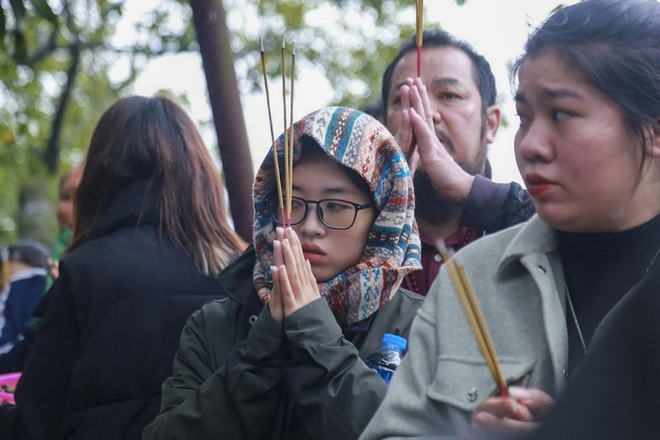 Người Hà Nội “đội mưa” đi lễ Phủ Tây Hồ ngày mùng 1 cuối cùng trong năm Quý Mão - Ảnh 12.