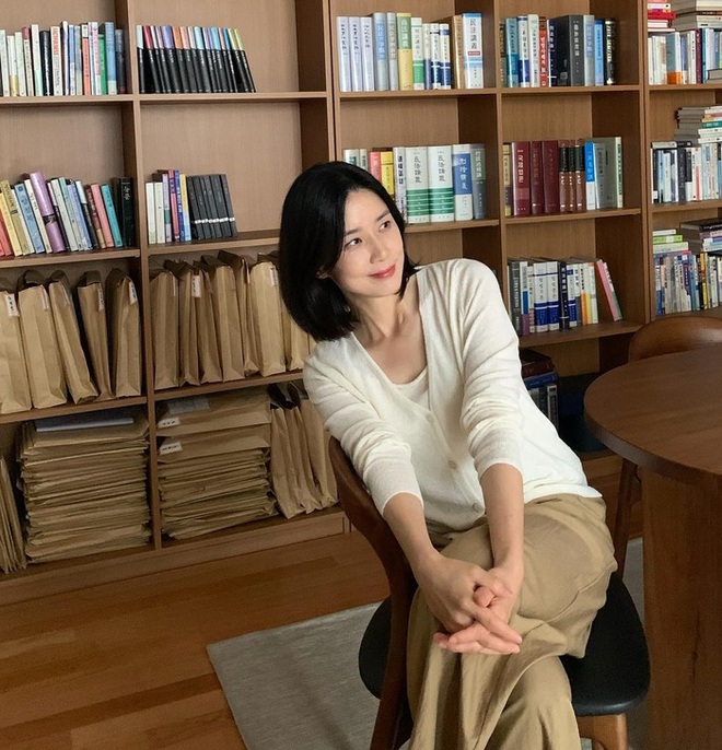 Phong c&aacute;ch thời trang đơn giản, trẻ trung của Lee Bo Young ở tuổi 45 - Ảnh 6.