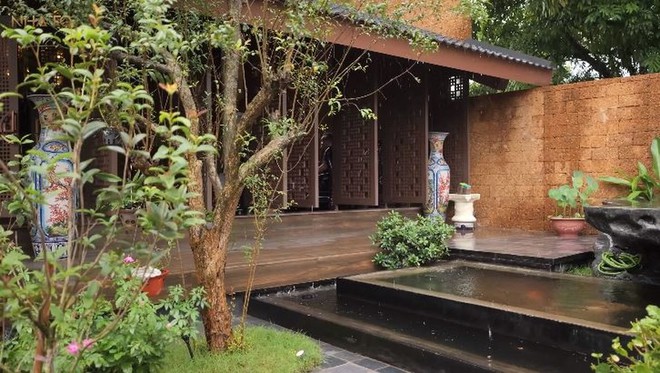 Biệt thự ở ẩn c&oacute; thiết kế vượt thời gian: Cổ k&iacute;nh như nh&agrave; quan vi&ecirc;n, duy&ecirc;n nhất l&agrave; trước cau sau chuối đầy ẩn &yacute; - Ảnh 3.