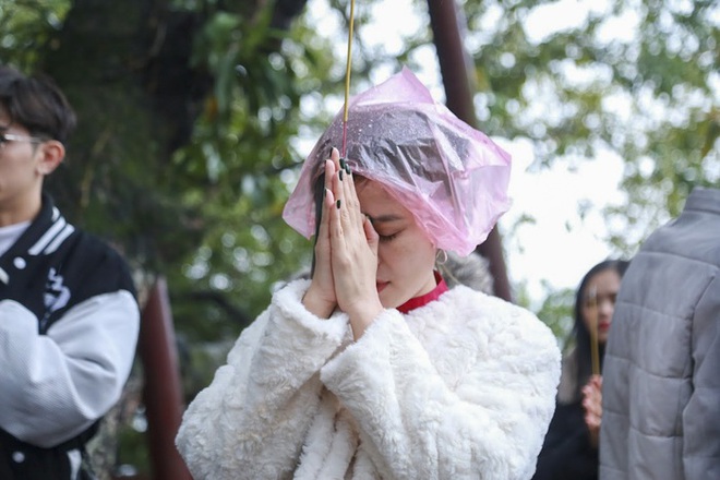 Người Hà Nội “đội mưa” đi lễ Phủ Tây Hồ ngày mùng 1 cuối cùng trong năm Quý Mão - Ảnh 8.