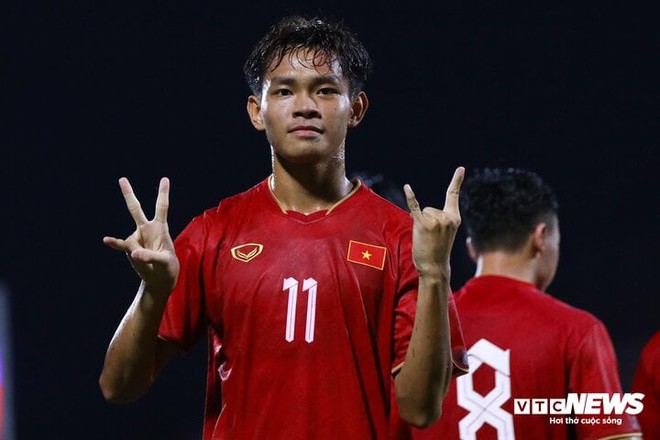 HLV Troussier d&ugrave;ng c&aacute;ch đặc biệt để chia tay học tr&ograve; bị loại - Ảnh 1.