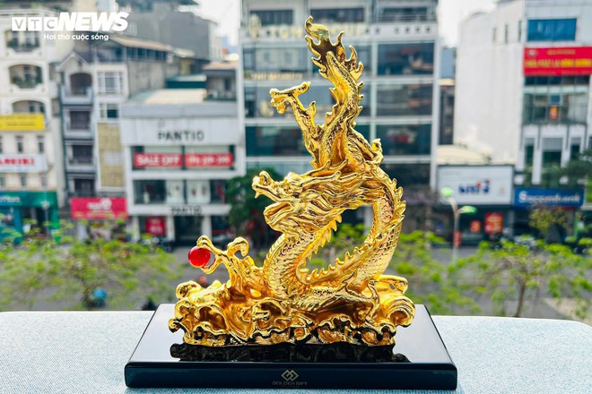 Qu&agrave; Tết Gi&aacute;p Th&igrave;n sang chảnh: Tượng rồng mạ v&agrave;ng 24k gi&aacute; h&agrave;ng chục triệu đồng - Ảnh 3.