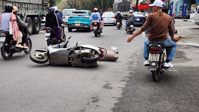 Hiện trường ô tô điên tông bay loạt xe máy, ô tô giữa trung tâm thành phố Huế - Ảnh 1.
