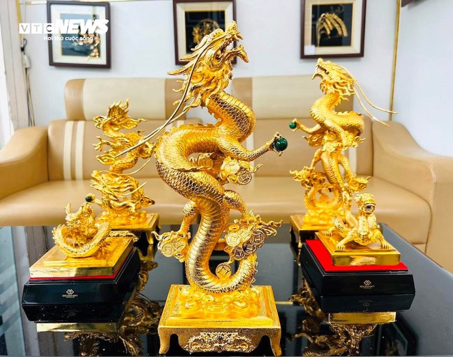 Qu&agrave; Tết Gi&aacute;p Th&igrave;n sang chảnh: Tượng rồng mạ v&agrave;ng 24k gi&aacute; h&agrave;ng chục triệu đồng - Ảnh 1.