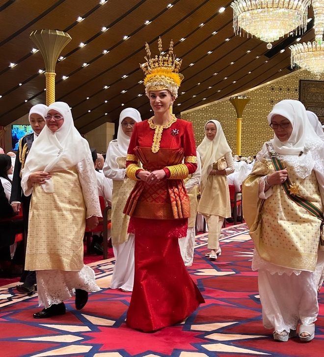 Cô dâu của Hoàng tử Brunei rạng rỡ trong loạt váy cưới hoàng gia, bùng nổ visual với khoảnh khắc mở voan che - Ảnh 5.