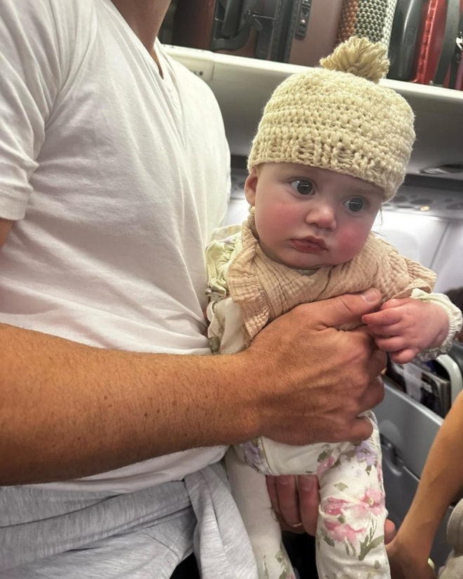 Trố mắt nhìn người phụ nữ đan len thoăn thoắt trên chuyến bay, bé gái 5 tháng tuổi nhận cái kết cưng xỉu khiến tất cả hành khách ngỡ ngàng - Ảnh 5.