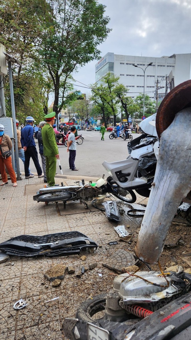 Hiện trường ô tô điên tông bay loạt xe máy, ô tô giữa trung tâm thành phố Huế - Ảnh 7.