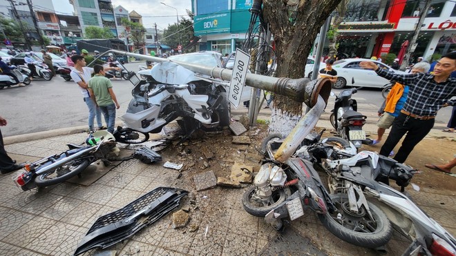 Hiện trường ô tô điên tông bay loạt xe máy, ô tô giữa trung tâm thành phố Huế - Ảnh 5.