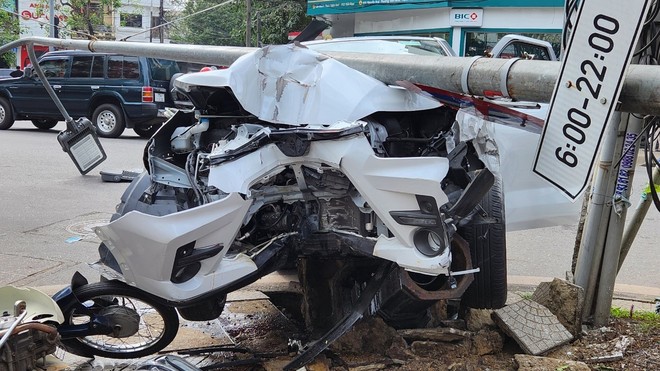 Hiện trường ô tô điên tông bay loạt xe máy, ô tô giữa trung tâm thành phố Huế - Ảnh 4.