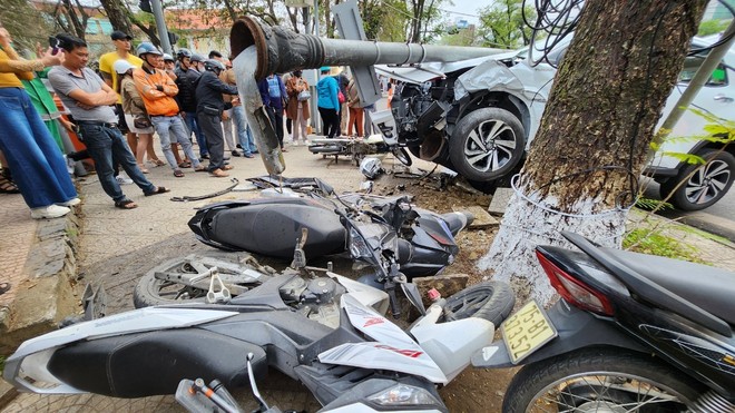 Hiện trường ô tô điên tông bay loạt xe máy, ô tô giữa trung tâm thành phố Huế - Ảnh 3.