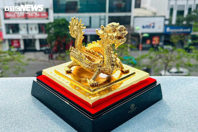 Qu&agrave; Tết Gi&aacute;p Th&igrave;n sang chảnh: Tượng rồng mạ v&agrave;ng 24k gi&aacute; h&agrave;ng chục triệu đồng - Ảnh 4.