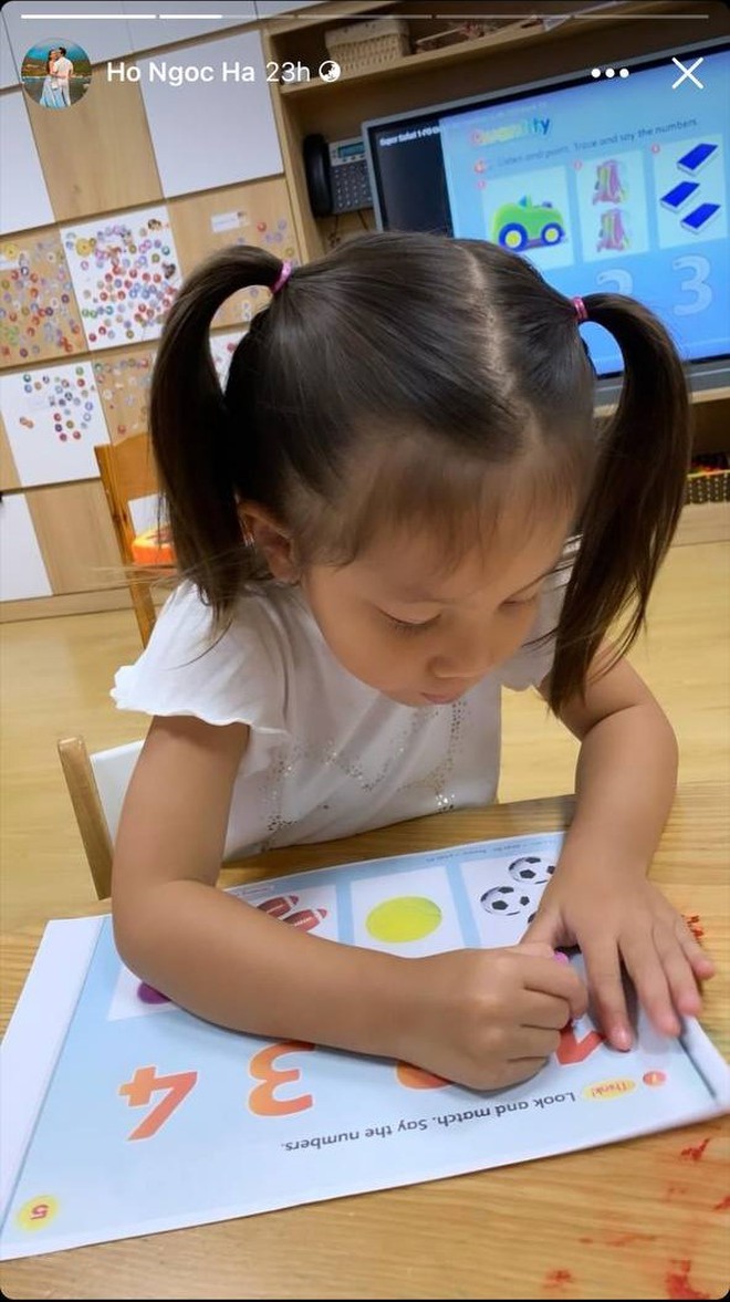 Lisa - Leon nhà Hà Hồ mới 3 tuổi đã cầm bút tô màu cực đỉnh, đặc biệt còn hay &quot;lý sự&quot; - Ảnh 2.