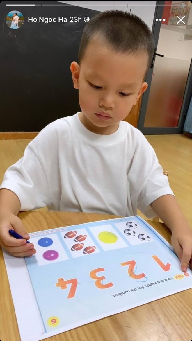 Lisa - Leon nhà Hà Hồ mới 3 tuổi đã cầm bút tô màu cực đỉnh, đặc biệt còn hay &quot;lý sự&quot; - Ảnh 2.