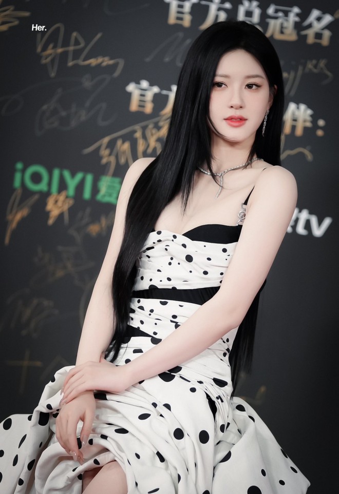 Triệu Lộ Tư lạnh đến qu&eacute;o gi&ograve; ở Đ&ecirc;m hội Weibo v&igrave; mặc hở giữa thời tiết 0 độ, nhưng vẫn bị netizen trừ điểm thanh lịch v&igrave; điều n&agrave;y - Ảnh 3.