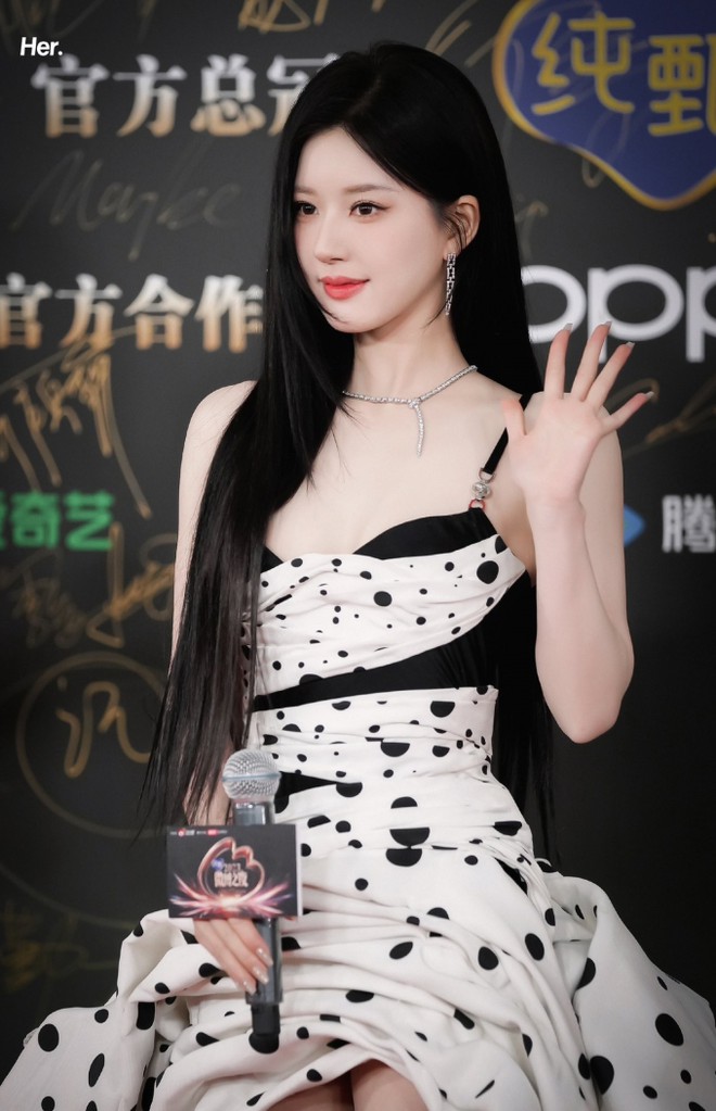 Triệu Lộ Tư lạnh đến qu&eacute;o gi&ograve; ở Đ&ecirc;m hội Weibo v&igrave; mặc hở giữa thời tiết 0 độ, nhưng vẫn bị netizen trừ điểm thanh lịch v&igrave; điều n&agrave;y - Ảnh 2.