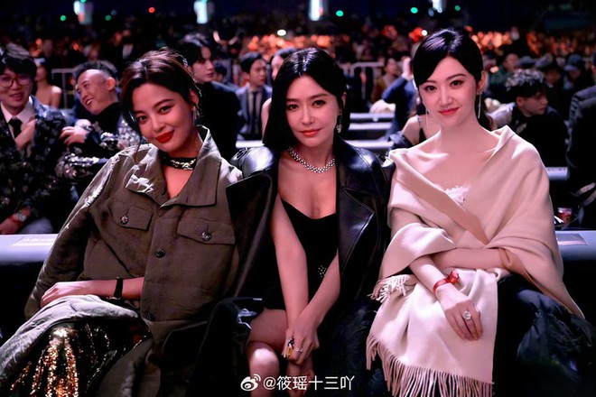 Dàn mỹ nữ tại Đêm hội Weibo quàng khăn, mặc áo rét kín mít vẫn sang tràn màn hình - Ảnh 1.