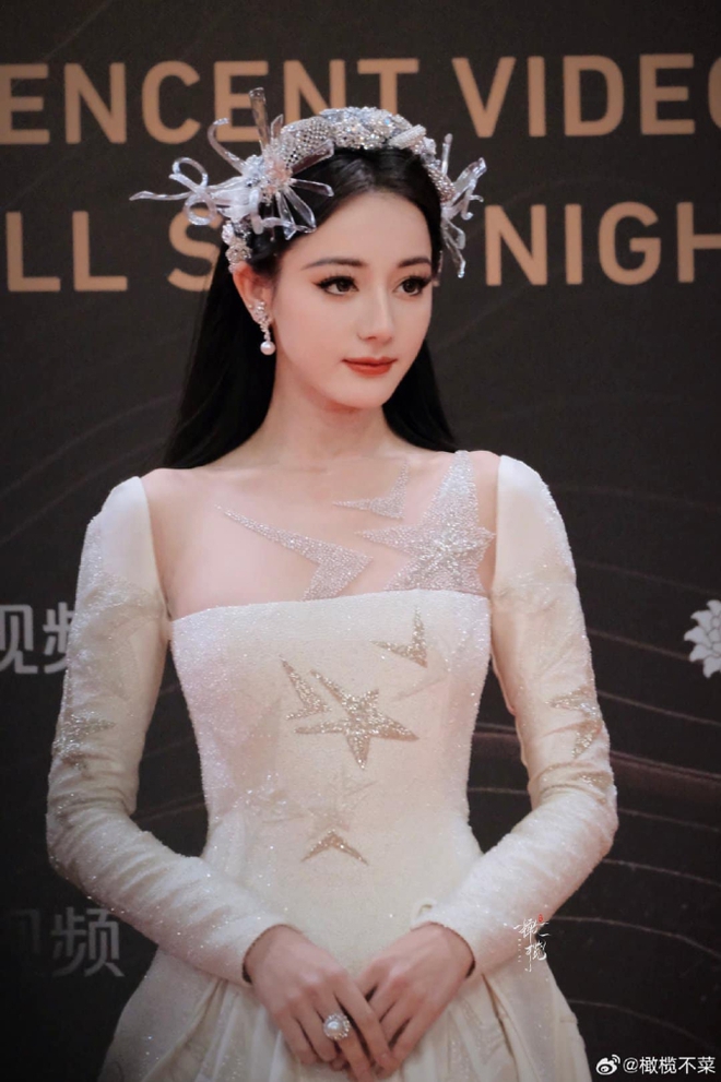 Địch Lệ Nhiệt Ba bị b&oacute;c giả tạo tr&ecirc;n show Hoa tỷ đệ: L&agrave;m m&agrave;u cướp s&oacute;ng đến mức k&eacute;m duy&ecirc;n, b&agrave;y tr&ograve; giả ng&acirc;y thơ trước ống k&iacute;nh - Ảnh 10.