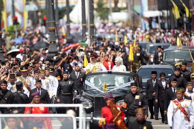 Loạt ảnh đám cưới Hoàng tử Brunei: Cặp đôi hoàng gia trao ánh mắt ngọt ngào trước sự chứng kiến của hàng nghìn người dân - Ảnh 11.