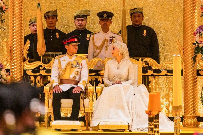 Loạt ảnh đám cưới Hoàng tử Brunei: Cặp đôi hoàng gia trao ánh mắt ngọt ngào trước sự chứng kiến của hàng nghìn người dân - Ảnh 3.