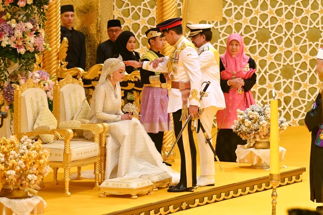 Loạt ảnh đám cưới Hoàng tử Brunei: Cặp đôi hoàng gia trao ánh mắt ngọt ngào trước sự chứng kiến của hàng nghìn người dân - Ảnh 2.