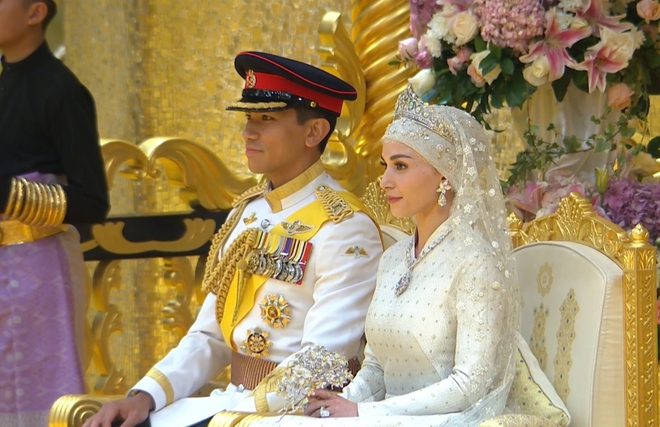 Loạt ảnh đám cưới Hoàng tử Brunei: Cặp đôi hoàng gia trao ánh mắt ngọt ngào trước sự chứng kiến của hàng nghìn người dân - Ảnh 1.