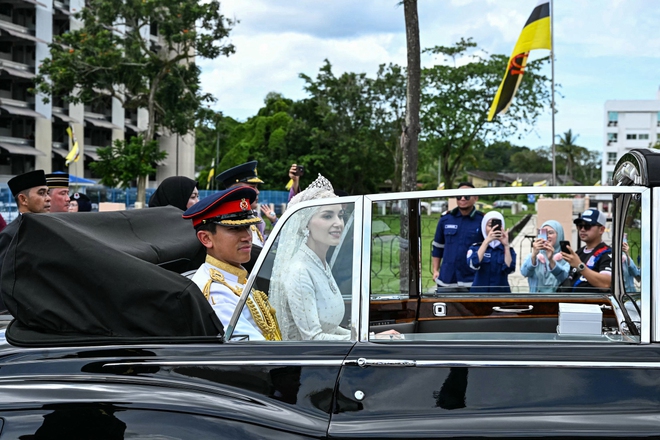 Loạt ảnh đám cưới Hoàng tử Brunei: Cặp đôi hoàng gia trao ánh mắt ngọt ngào trước sự chứng kiến của hàng nghìn người dân - Ảnh 10.
