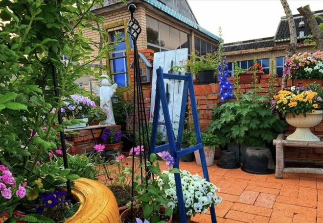 Ngắm khu vườn s&acirc;n thượng rộng 35m2, nơi bạn c&oacute; thể ngồi giữa &ldquo;biển&rdquo; hoa v&agrave; thưởng thức tr&agrave; chiều - Ảnh 14.