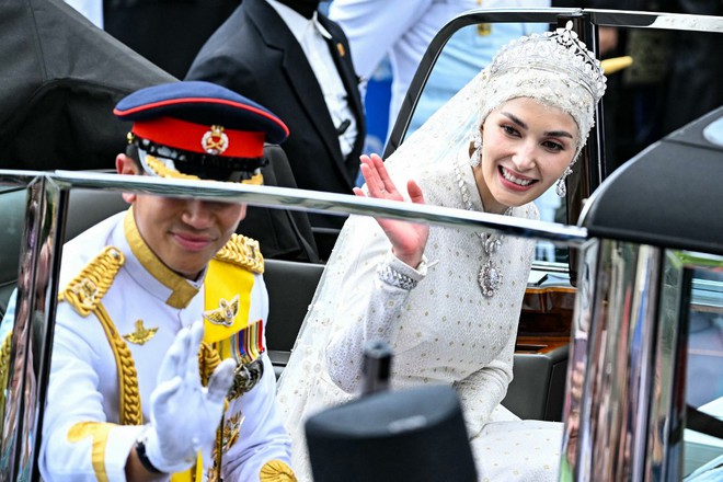 Loạt ảnh đám cưới Hoàng tử Brunei: Cặp đôi hoàng gia trao ánh mắt ngọt ngào trước sự chứng kiến của hàng nghìn người dân - Ảnh 9.