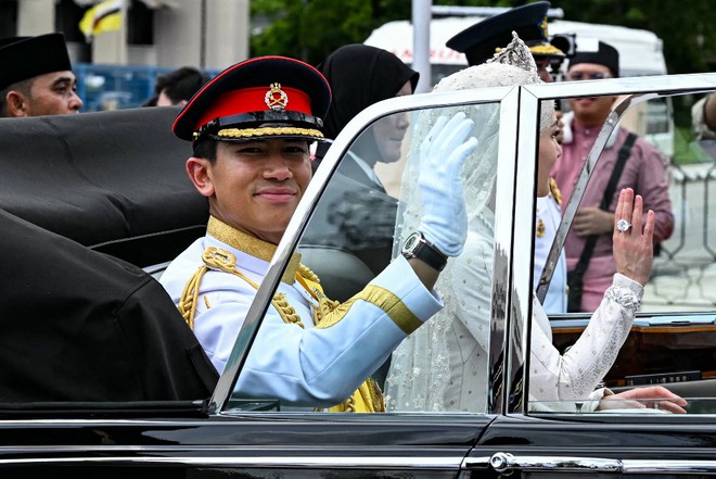 Loạt ảnh đám cưới Hoàng tử Brunei: Cặp đôi hoàng gia trao ánh mắt ngọt ngào trước sự chứng kiến của hàng nghìn người dân - Ảnh 8.