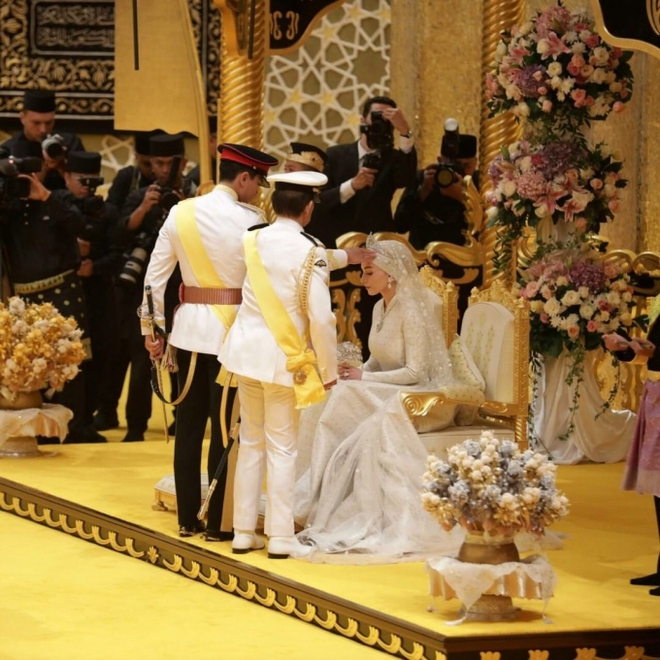 Cô dâu của hoàng tử hot nhất châu Á lại gây sốt trong dáng vẻ yêu kiều, hôn lễ xa hoa tổ chức trong cung điện dát vàng 1.800 phòng - Ảnh 2.