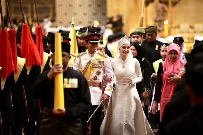 Loạt ảnh đám cưới Hoàng tử Brunei: Cặp đôi hoàng gia trao ánh mắt ngọt ngào trước sự chứng kiến của hàng nghìn người dân - Ảnh 6.