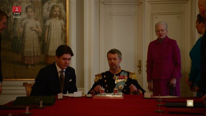 Nữ vương Đan Mạch rơi nước mắt chính thức thoái vị nhường ngôi cho con trai, khoảnh khắc xúc động những giờ cuối tại vị khiến dân chúng nhói lòng - Ảnh 2.