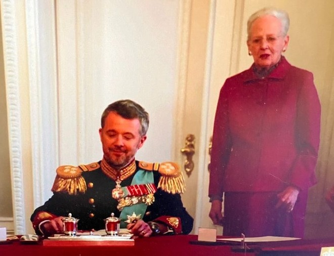 Nữ vương Đan Mạch rơi nước mắt chính thức thoái vị nhường ngôi cho con trai, khoảnh khắc xúc động những giờ cuối tại vị khiến dân chúng nhói lòng - Ảnh 1.