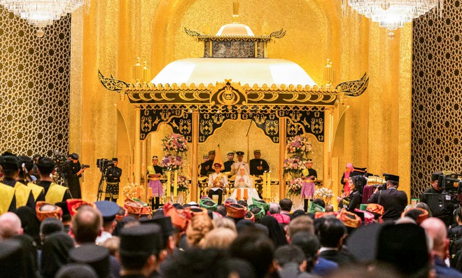 Loạt ảnh đám cưới Hoàng tử Brunei: Cặp đôi hoàng gia trao ánh mắt ngọt ngào trước sự chứng kiến của hàng nghìn người dân - Ảnh 4.