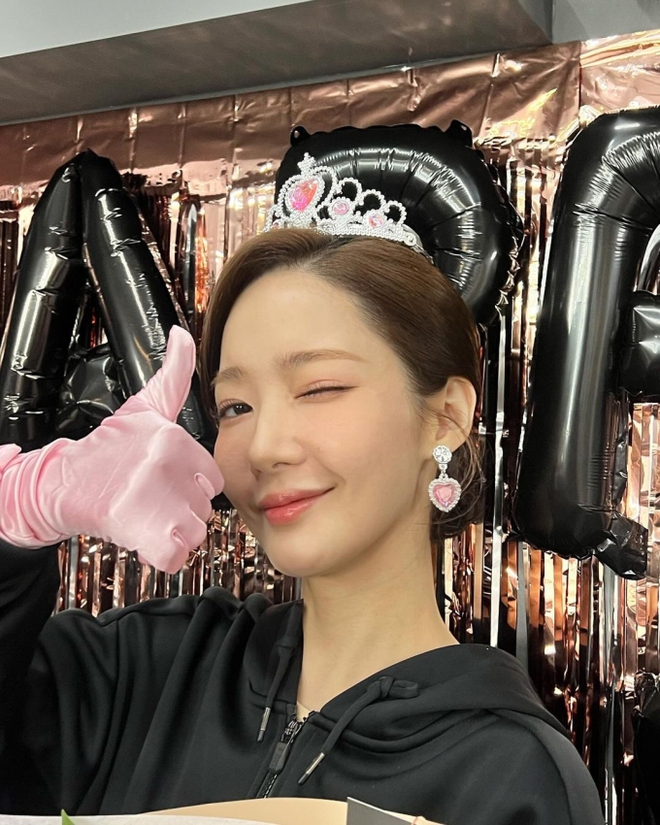 HOT: Park Min Young lộ diện giữa nghi vấn đại gia chu cấp 4,4 tỷ, biểu cảm thành tâm điểm giữa tiệc mừng công Marry My Husband - Ảnh 10.