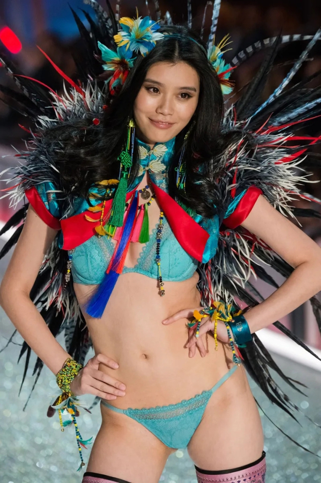 Thiên thần Victoria’s Secret vào gia tộc vua sòng bạc Macau: Tủi nhục vượt ải tuyển vợ, 5 năm chạy chỉ tiêu sinh con vẫn chưa chính thức làm dâu - Ảnh 2.