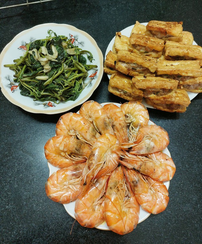 Khoe mâm cơm sinh viên thịnh soạn, nữ sinh gây bất ngờ hơn khi tiết lộ chi phí - Ảnh 3. Khoe mâm cơm sinh viên thịnh soạn, nữ sinh gây bất ngờ hơn khi tiết lộ chi phí - Ảnh 3.