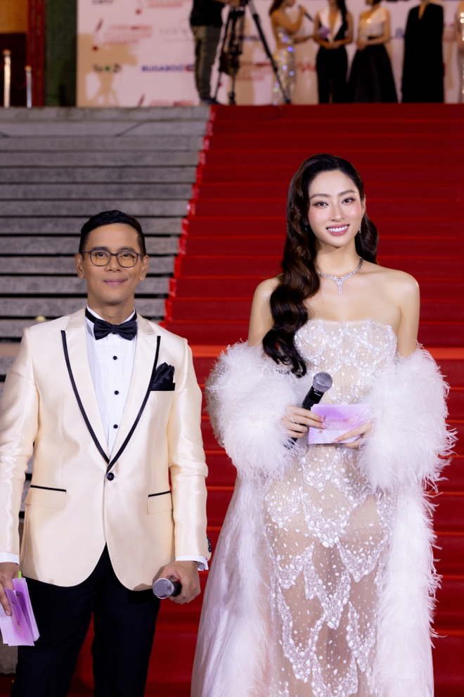 Lương Th&ugrave;y Linh khoe visual s&aacute;ng bừng, chiếm spotlight trong lần đầu ti&ecirc;n l&agrave;m host tại sự kiện quốc tế - Ảnh 4.