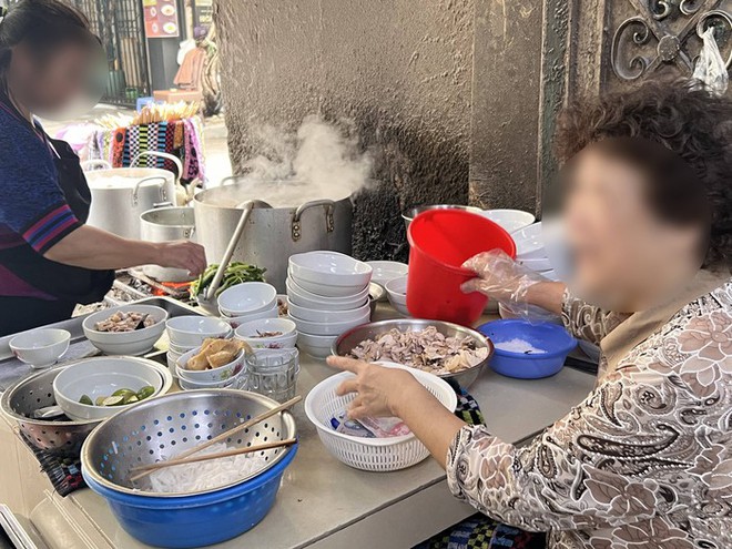 Chủ qu&aacute;n phở ở H&agrave; Nội n&oacute;i về nam TikToker ngồi xe lăn: Kh&ocirc;ng c&oacute; như tr&ecirc;n mạng đ&acirc;u, ch&uacute; ấy ăn xong vẫn tươi cười đi ra - Ảnh 3.