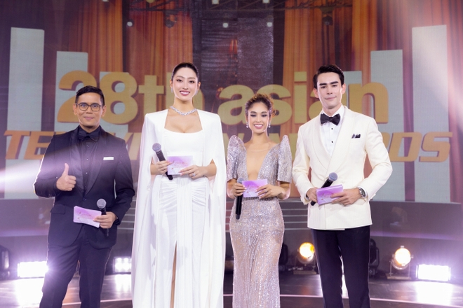 Lương Th&ugrave;y Linh khoe visual s&aacute;ng bừng, chiếm spotlight trong lần đầu ti&ecirc;n l&agrave;m host tại sự kiện quốc tế - Ảnh 2.