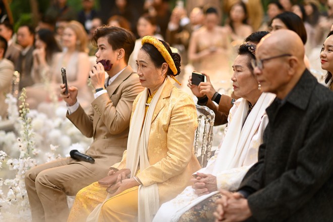 Nghệ sĩ khóc trong đám cưới Nguyễn Đức Cường - Vũ Hạnh Nguyên - Ảnh 4.