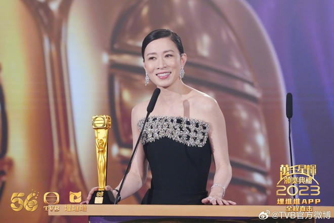 Xa Thi Mạn nhận giải mỏi tay ở TVB 2023 - Ảnh 4.