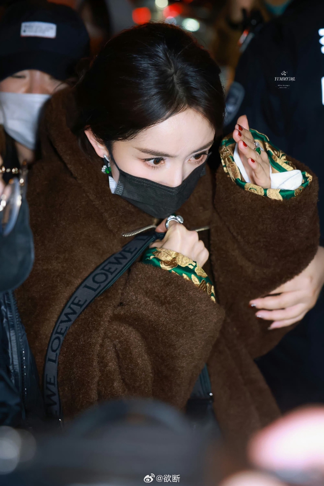 Dương Mịch c&oacute; phản ứng g&igrave; khi bị một người đ&agrave;n &ocirc;ng đụng chạm ngay giữa nơi đ&ocirc;ng người? - Ảnh 3.