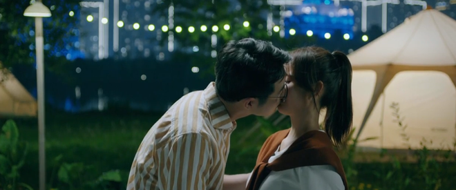 Phim Việt giờ vàng có cảnh hôn khiến khán giả “phát cuồng”, netizen chỉ sợ biên kịch “bẻ lái” - Ảnh 1.