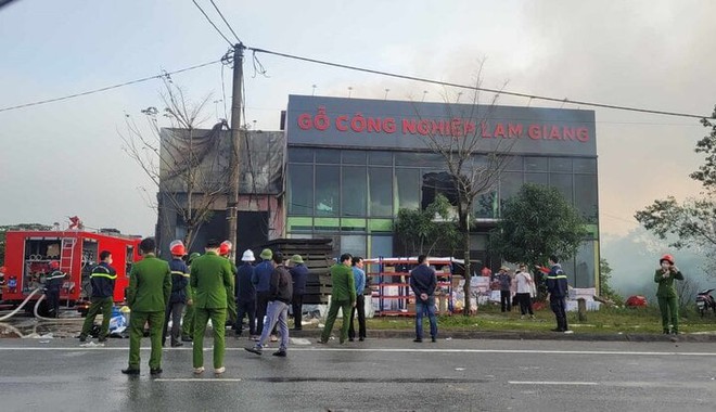 Xưởng gỗ công nghiệp ở Hà Tĩnh bốc cháy dữ dội trong đêm - Ảnh 1.